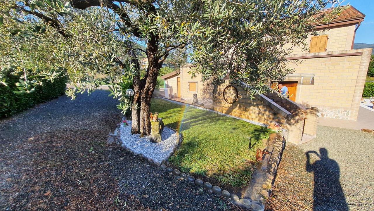 Spicchio Di Luna - Casa Vacanze Albiano Magra Exterior foto